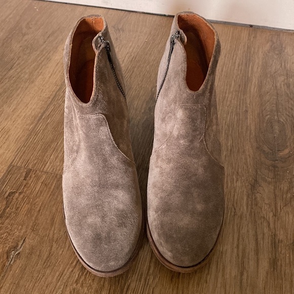 Women's Frye Nora Zip Short tan suede Ankle Boots Size 8.5 MSRP $298 EUC - Picture 2 of 9